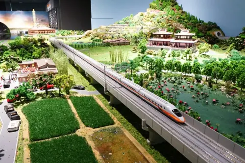 ▲台灣高鐵探索館位於高鐵桃園站旁，是全國首創也是唯一高速鐵路主題博物館，館內有高鐵興建、營運、維修及文史保存等共計19個精彩主題展區。（圖／台灣高鐵探索館）