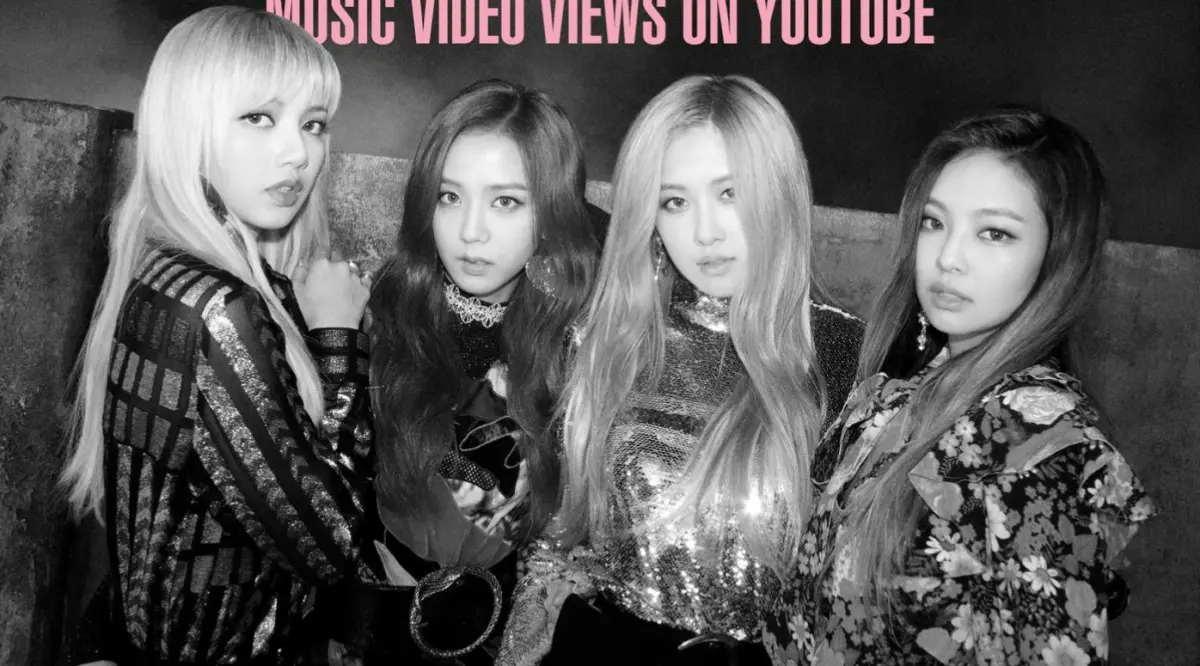 BLACKPINK曼谷開唱配合國喪！MV秒改黑白色調 全場起立默哀1分鐘