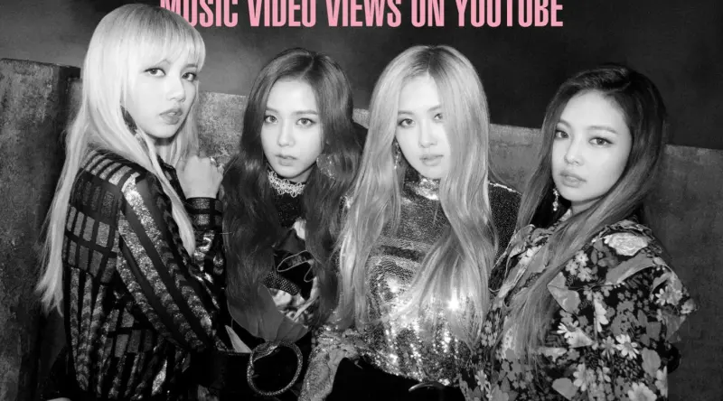 ▲BLACKPINK曼谷演唱會期間碰到泰國王太后過世，演唱會雖未取消，但為配合國喪，熱場的MV被改成黑白色調，也放上詩麗吉的照片讓全場粉絲起身哀悼。（圖／BLACKPINK官方臉書）