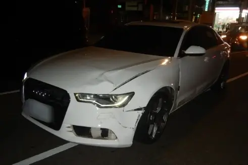 ▲台中市26日凌晨發生一起死亡車禍，蔡姓女子闖紅燈撞上直行的邱姓騎士，白色奧迪出現明顯的損毀痕跡。（圖／翻攝畫面）