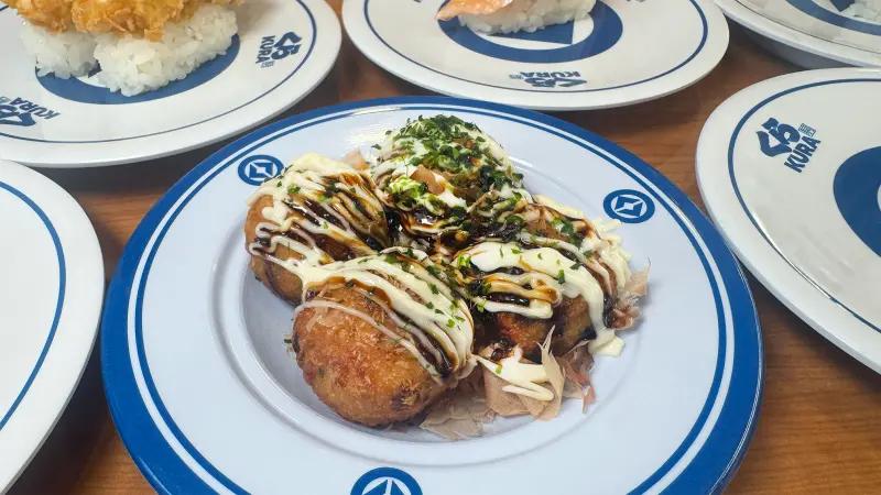 ▲台灣藏壽司「吉伊卡哇chiikawa」聯名扭蛋、滿額贈壽司盤倒數開搶；新品「章魚燒」掀萬人好奇，Dcard網友吃完揭「真實口感」，網友公認「最大敗筆」應該是4顆80元太盤了。（圖／藏壽司提供）