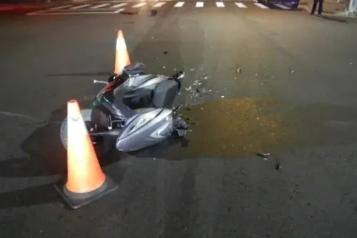 ▲台中市26日凌晨發生一起死亡車禍，蔡姓女子闖紅燈撞上直行的邱姓騎士，機車被撞飛，騎士送醫不治。（圖／翻攝畫面）
