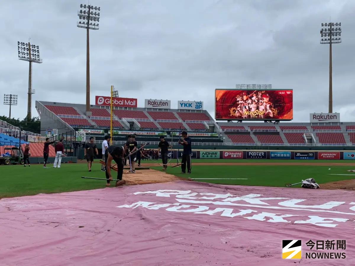 ▲中職工作人員早上9點開始整理桃園球場。（圖／記者陳柏翰攝,2025.10.26）