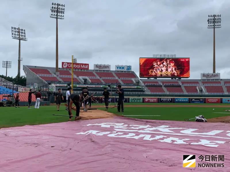 ▲中職工作人員早上9點開始整理桃園球場。（圖／記者陳柏翰攝,2025.10.26）