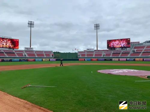 ▲桃園球場內野區域已無積水，比賽應能準時開打。（圖／記者陳柏翰攝,2025.10.26）