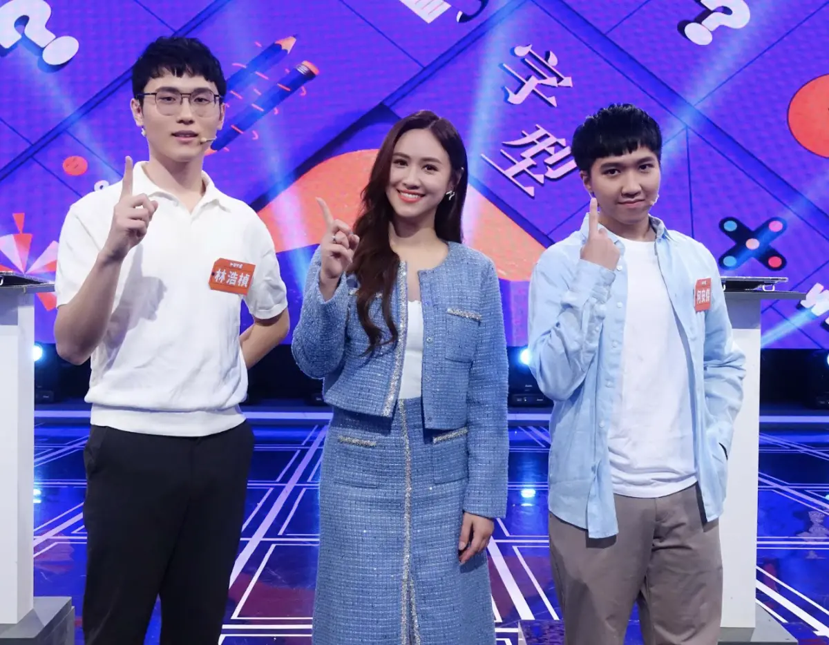 ▲吳姍儒（中）主持《一字千金》，透露小時候聽吳宗憲講床邊故事，但他忙工作太累，年獸故事講了一點點就秒睡著，害她到16歲才知道完整內容。（圖／公視提供）