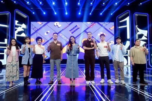 ▲吳姍儒（中）主持的《一字千金》，找來8位親子組合一起比賽。（圖／公視提供）