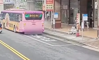 驚險！北市電動公車行駛途中竄煙　司機機警滅火保10乘客平安
