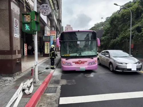▲台北文山區欣欣客運251路電動公車26日早上行駛途中突冒煙起火，駕駛機警疏散10名乘客並自行撲滅，所幸無人傷亡。（圖／翻攝畫面）
