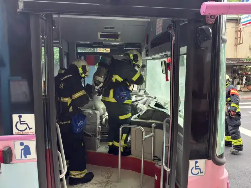 ▲台北文山區欣欣客運251路電動公車26日早上行駛途中突冒煙起火，火調人員正釐清起火原因。（圖／翻攝畫面）