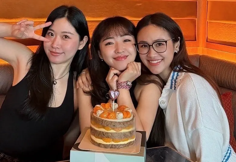 ▲吳宗憲3位女兒罕見同框，Sandy驚喜合體妹妹們為Vivian慶生，3人的高顏值也讓網友忍不住大讚「氣質3姊妹」。（圖／Sandy IG@sandywis）