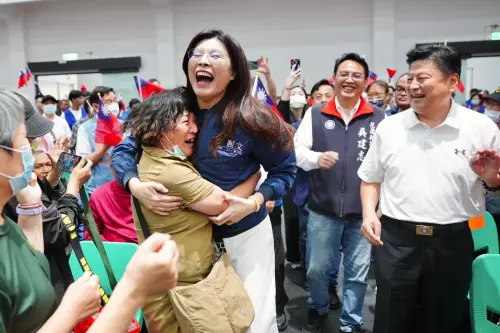 鄭麗文扛五面紅旗「以中國人自豪」！游盈隆：顯然與真實民意脫節
