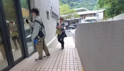 ▲台北市信義區25日晚傳出雙屍命案，37歲的陳姓男子及25歲的曾姓女子陳屍在豪宅內，曾男家屬也在26日下午於二殯相驗。（圖／翻攝畫面）