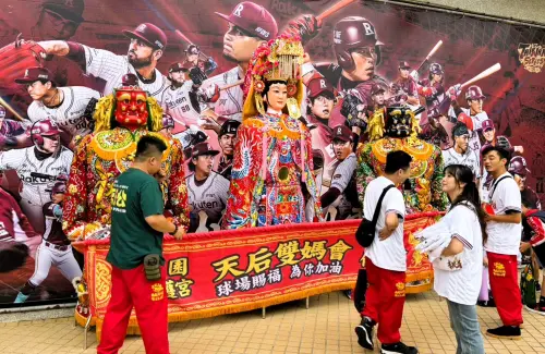 ▲總冠軍賽G4在樂天桃猿主場舉行，球迷進場踴躍，有機會締造滿場。(圖/記者廖聿偉攝)