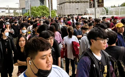 台灣大賽G4現場直擊／球迷塞爆樂天棒球場！這一攤美食竟排到二樓
