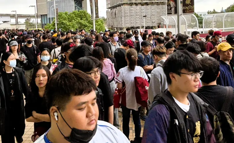 台灣大賽G4現場直擊／球迷塞爆樂天棒球場！這一攤美食竟排到二樓