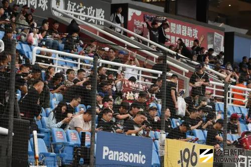 ▲樂天桃猿球迷在台灣大賽G4自主穿上黑衣。（圖／記者林柏年攝 ,2025.10.26）