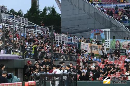 ▲樂天桃猿球迷在台灣大賽G4自主穿上黑衣。（圖／記者林柏年攝 ,2025.10.26）