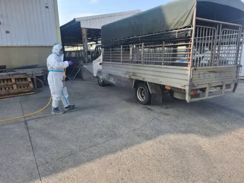 ▲動保處針對該違規私自運送豬隻運豬車強化消毒。（圖／南市府提供）