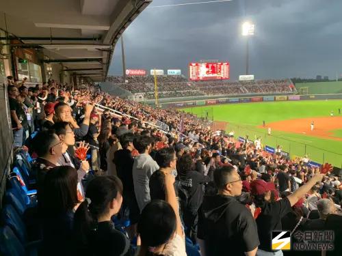 台灣大賽G4／奇景！樂天進場送1萬件白球衣　內野卻呈現「黑海」
