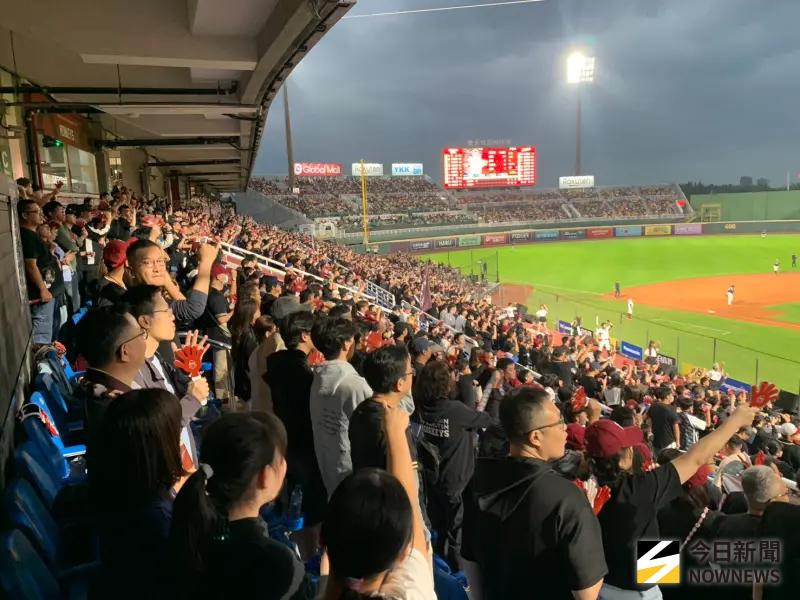 台灣大賽G4／奇景！樂天進場送1萬件白球衣　內野卻呈現「黑海」