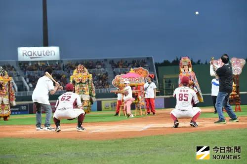 ▲樂天桃猿今日在台灣大賽G4請出桃園桃園慈護宮、中壢仁海宮媽祖神尊到場加持。（圖／記者林柏年攝 ,2025.10.26）