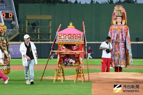 ▲樂天桃猿今日在台灣大賽G4請出桃園桃園慈護宮、中壢仁海宮媽祖神尊到場加持。（圖／記者林柏年攝 ,2025.10.26）