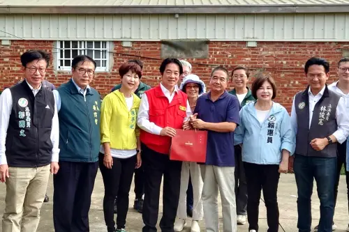 ▲總統賴清德在市長黃偉哲的陪同下，致贈慰問物資給受災戶，表達政府對災民的關懷與支持。（圖／南市府提供）