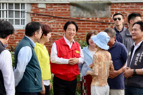 ▲總統賴清德與居民交流，關心災後生活重建進度，承諾中央將全力支援地方復原。（圖／南市府提供）