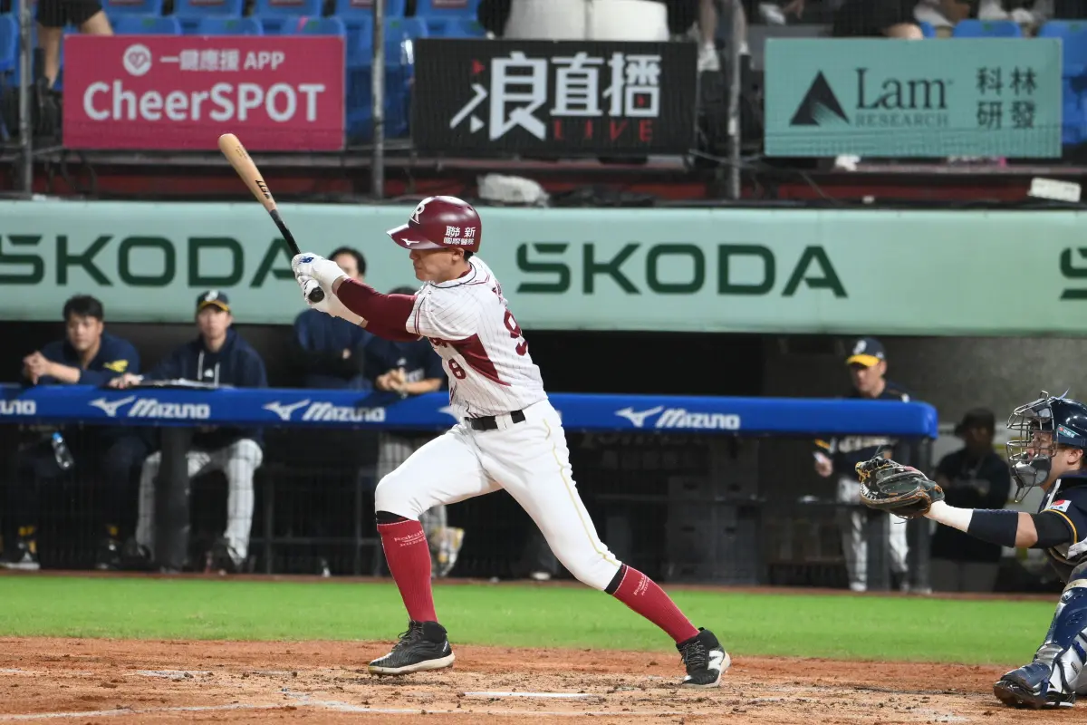 ▲中華職棒台灣大賽G4今（26 ）日在桃園棒球場進行，這是因雨延賽4天後，雙方再度交賽，今天兩隊都派出王牌投手出戰，前2局雙方打線比較沉寂，但3局下樂天靠著兩支安打以及對手傳球失誤，目前以1：0領先。（圖／記者林柏年攝）