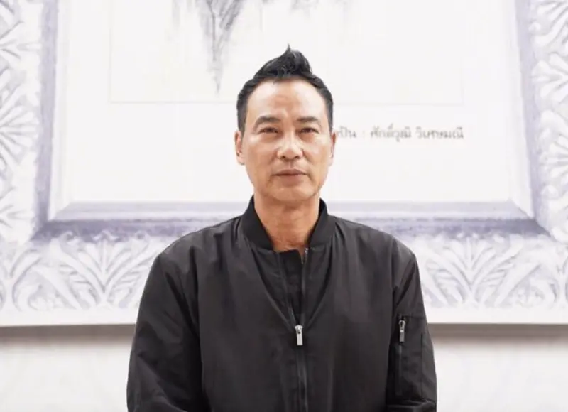 ▲任達華（如圖）家庭背景不凡，爸爸和哥哥都是警察，哥哥甚至做到香港警務處的副處長，據傳香港黑道都不敢惹他， 他還曾經親自到中國東北把遭黑道大哥甩巴掌的劉德華平安帶回香港。（圖／摘自IG@simonyamofficial) 