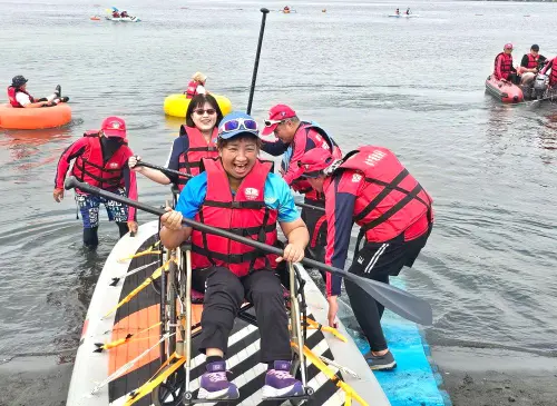 ▲海洋委員會舉辦海洋無障礙友愛共好親海活動，身心障礙朋友體驗海洋帶來的療癒與力量。(圖／海洋委員會提供)