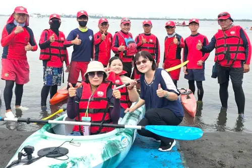 ▲海洋委員會舉辦海洋無障礙友愛共好親海活動，科技文教處處長林麗英(前排右1)與身心障礙朋友體驗海洋共好。(圖／海洋委員會提供)