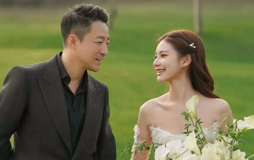 Mandy懷孕6個月近照曝光！汪小菲身邊貼心捧肚 明年2月升格爸媽