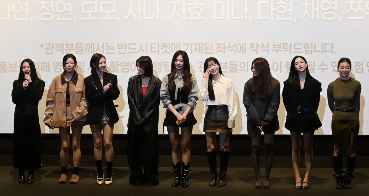 ▲TWICE定延（左2）曾因服用類固醇、精神科藥物導致體重增加，受到許多酸民批評身材。近日她出席活動時，被發現瘦回纖細身材，令粉絲驚呼：「美貌回歸巔峰！」（圖／GV and 무대인사 YouTube）