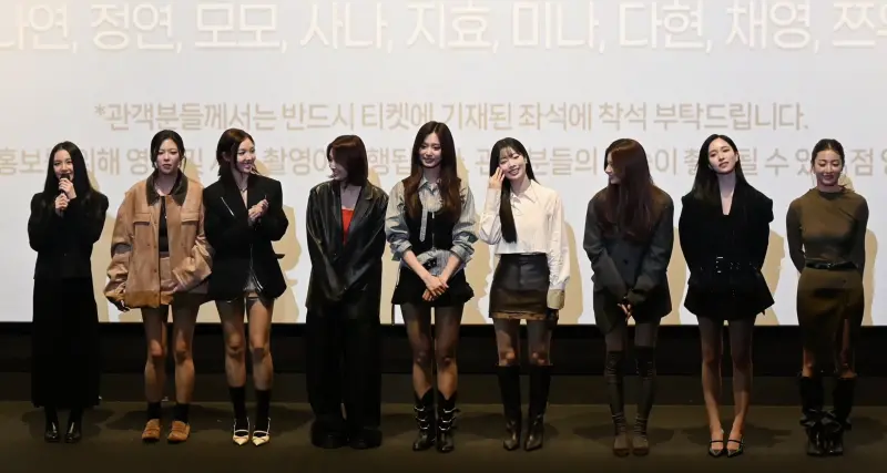 ▲TWICE定延（左2）曾因服用類固醇、精神科藥物導致體重增加，受到許多酸民批評身材。近日她出席活動時，被發現瘦回纖細身材，令粉絲驚呼：「美貌回歸巔峰！」（圖／GV and 무대인사 YouTube）