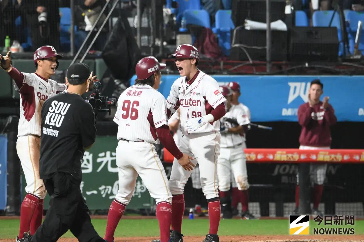 ▲樂天桃猿陳晨威在台灣大賽G4第8局敲出超前2分砲。（圖／記者林柏年攝 ,2025.10.26）