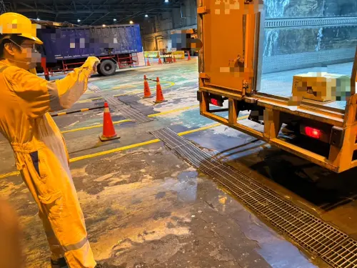 ▲陳其邁今天受訪指出，根據防疫規定，若規避或拒絕配合調查，將會面臨刑責，因此嘉里大榮貨運涉嫌隱匿肉品去向，將會移送法辦，沒有第二句話。（圖／高市府提供）