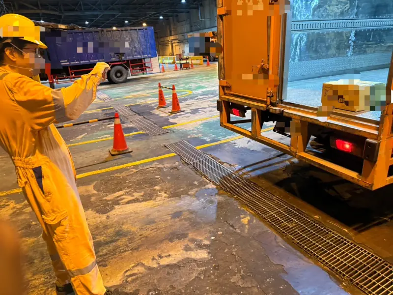 ▲嘉里大榮遭重罰300萬，高雄市衛生局表示，目前與豬肉同車的貨品均全數追回銷毀。（圖／高市府提供）