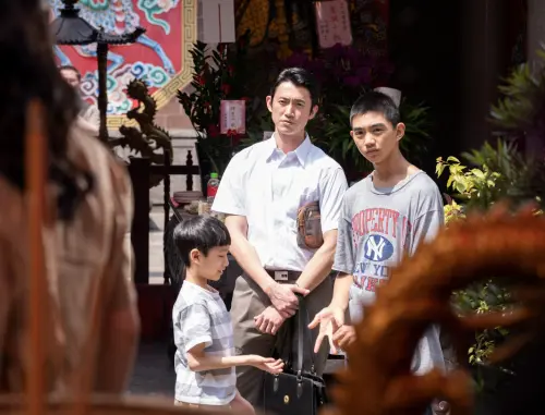 ▲吳慷仁（中）在《南方時光》中與陳玄力（右）、謝以樂（左）飾演父子。（圖／百景映畫提供）