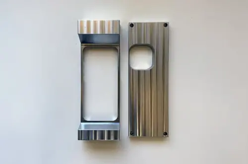 史上最重手機殼來了！快要3公斤、外型致敬黑金剛　驚人價格出爐
