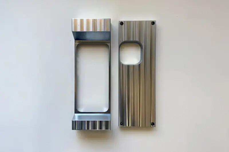 ▲美國新創公司 Matter Neuroscience 近期宣布，將推出一款 2.7 公斤重的新型手機殼「6 Pound Phone Case」。（圖／kickstarter）