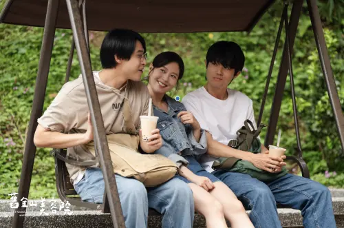 ▲連晨翔（左）聽聞劉品言與張耀仁交往，強顏歡笑。（圖／TVBS提供）