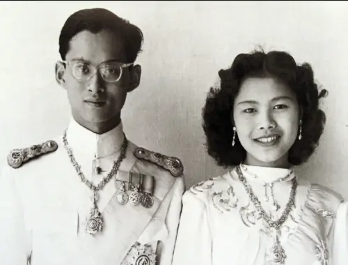 ▲拉瑪九世蒲美蓬國王對詩麗吉一見鍾情，在婚禮上承諾「此生只娶一人」。（圖／翻攝自泰國王室官網）