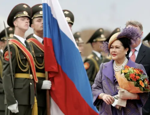 ▲詩麗吉婚後積極投入公共事務與慈善事業。（圖／翻攝自The Nation）