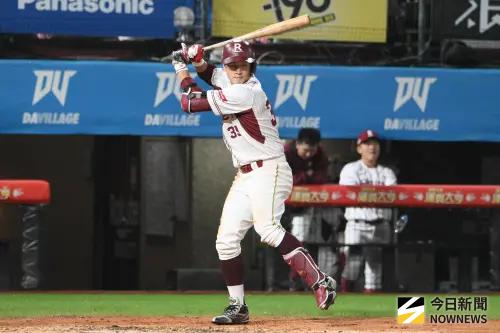 ▲樂天桃猿林立。（圖／記者林柏年攝 ,2025.10.26）