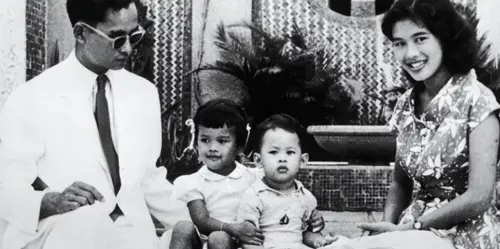 ▲已故泰國九世王蒲美蓬與其王后詩麗吉曾是感情恩愛的王室夫妻。（圖／翻攝自網易）