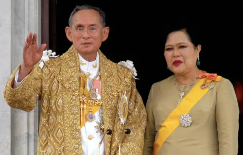 ▲泰國九世王蒲美蓬與詩麗吉晚年在公眾場合曝光的畫面，兩人在1950年結婚，結縭長達66年。（圖／路透社／達志影像）