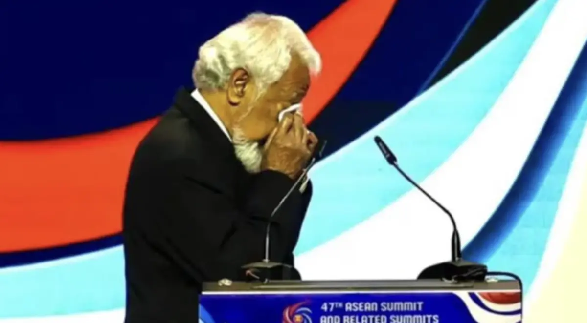 ▲東帝汶總理古斯芒在《接納東帝汶加入東協宣言》簽署儀式上激動落淚，感性畫面贏得現場掌聲。（圖／翻攝自The Star）