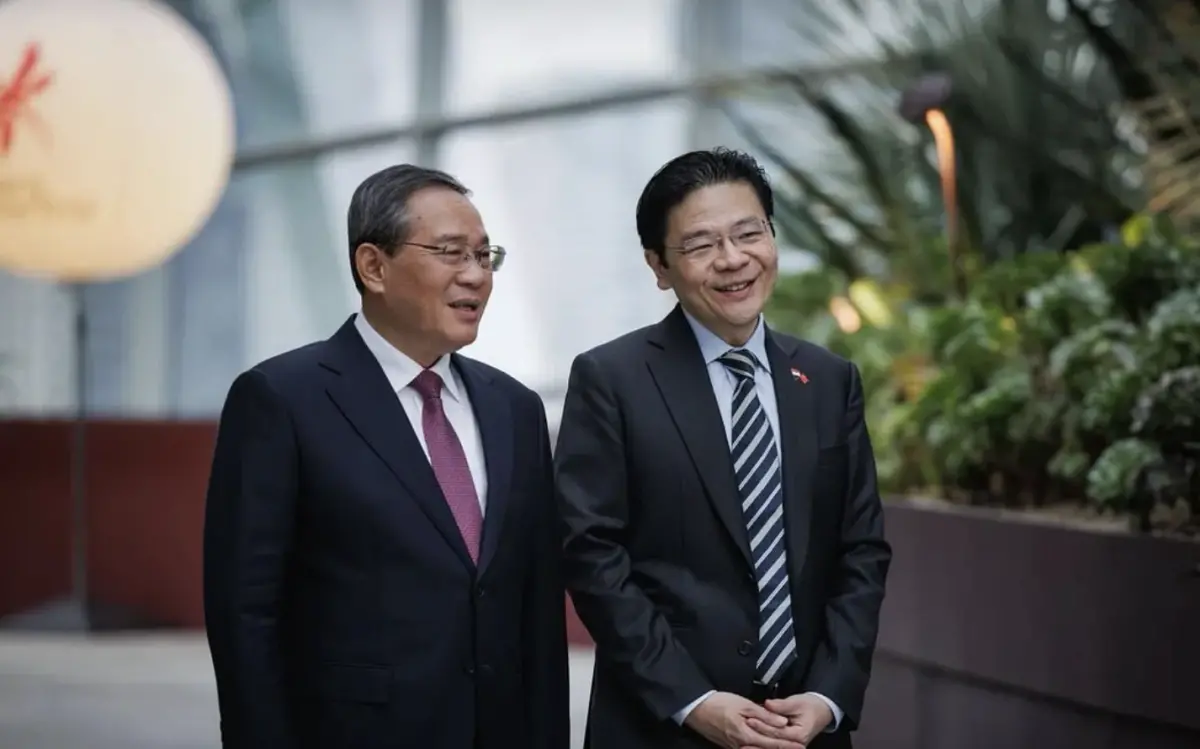 ▲中國總理李強與新加坡總理黃循財在新加坡國會大廈會面時握手寒暄，雙方簽署八份合作備忘錄，象徵中新關係進入新階段。（圖／翻攝自新加坡總理公署）